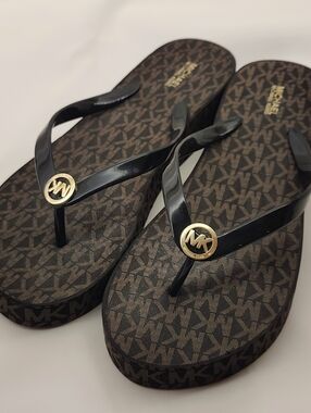 Michael Kors Logo Platform Thong Sandals with Gold MK Medallion Sz 10